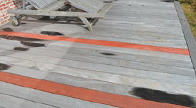 Terrasse en padouk comportant des lames placées depuis 6 mois (devenues grises) et d'autres venant d'être placées (oranges).