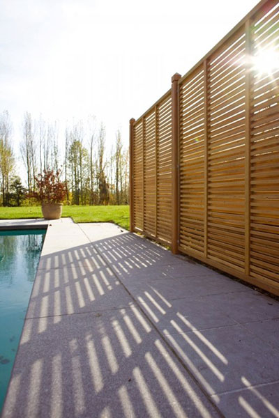 écran de jardin le long de la piscine