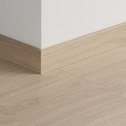 Plinthe standard stratifié Quick-Step 1304 Chêne verni gris clair planches - 12 x 58 x 240