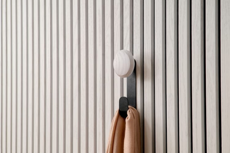 Ter Hürne SilentDesign LivingWall - Eilin - Crochet court avec bouton en bois blanc