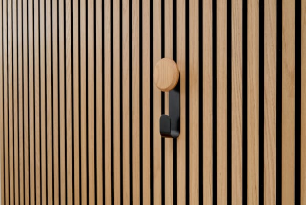 Ter Hürne SilentDesign LivingWall - Jesper - Crochet court avec bouton en bois naturel