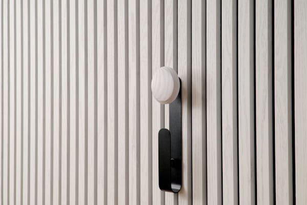 Ter Hürne SilentDesign LivingWall - Eilin - Crochet long avec bouton en bois blanc