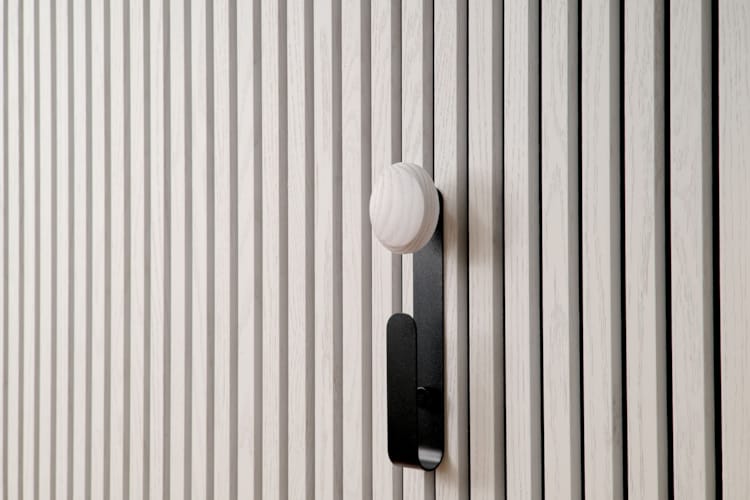 Ter Hürne SilentDesign LivingWall - Eilin - Crochet long avec bouton en bois blanc