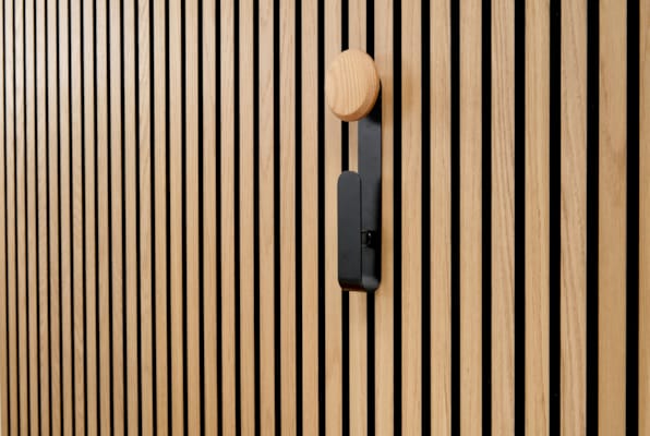 Ter Hürne SilentDesign LivingWall - Jesper - Crochet long avec bouton en bois naturel