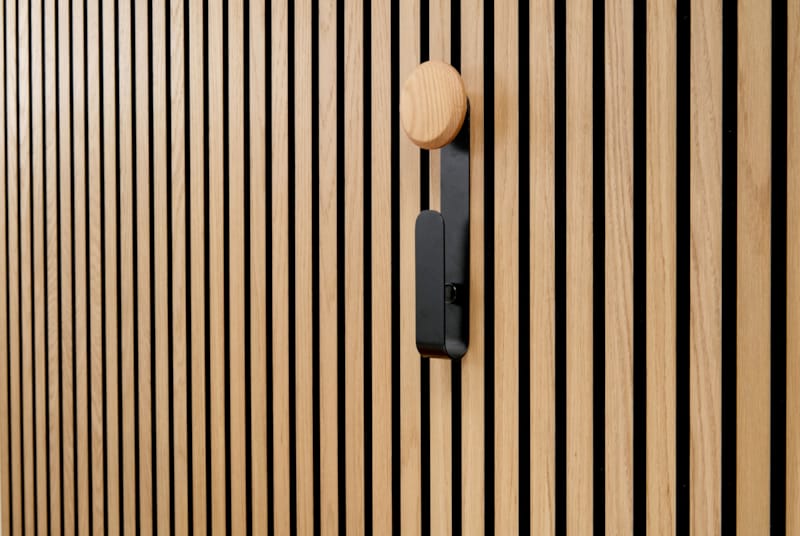 Ter Hürne SilentDesign LivingWall - Jesper - Crochet long avec bouton en bois naturel