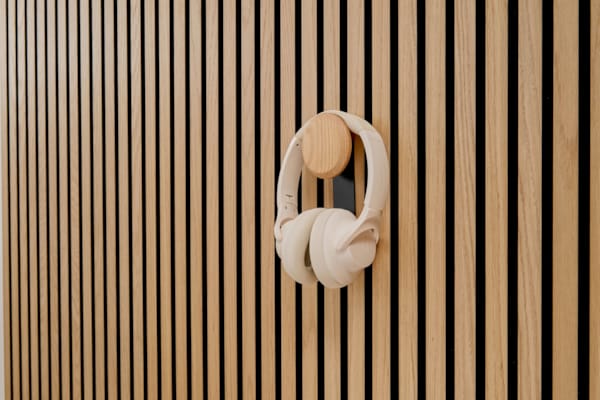 Ter Hürne SilentDesign LivingWall - Jesper - Crochet court avec bouton en bois naturel