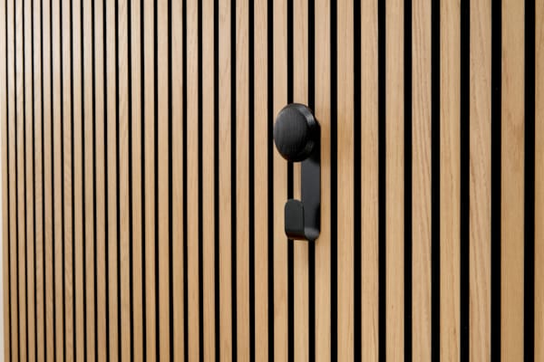 Ter Hürne SilentDesign LivingWall - Haakon - Crochet court avec bouton en bois noir