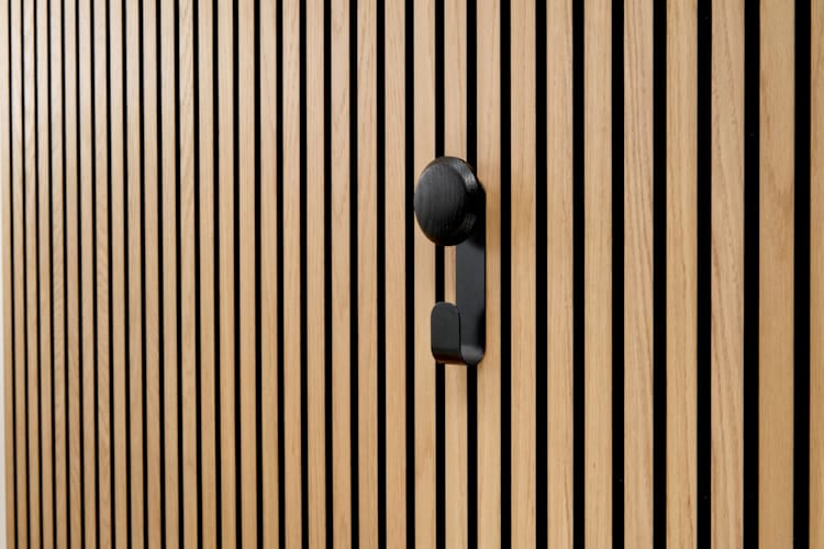 Ter Hürne SilentDesign LivingWall - Haakon - Crochet court avec bouton en bois noir