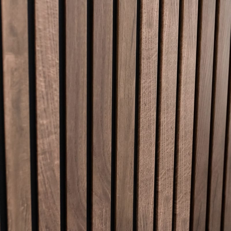 Panneau mural Maestro Latt Matte Black avec 7 lattes Castle Oak - 20 x 300 x 2770 mm