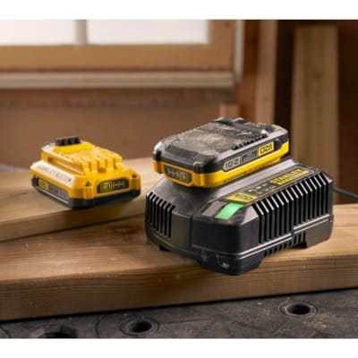 Stanley paquet de démarrage: 2x batteries 18V 2.0Ah + chargeur 2A