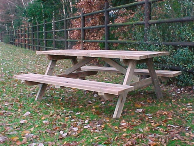 Table pique-nique ( 1.55 x 1.80 m )