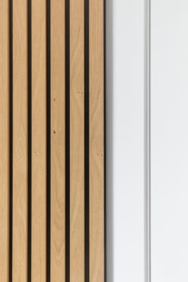 Panneau mural Maestro Latt - Matte Black avec 7 lattes Pepper Oak - 20 x 300 x 2770 mm