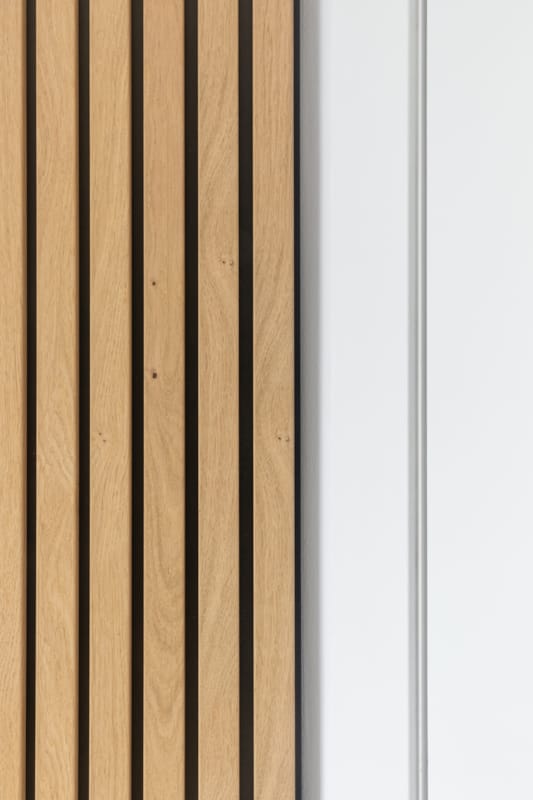 Panneau mural Maestro Latt - Matte Black avec 7 lattes Pepper Oak - 20 x 300 x 2770 mm