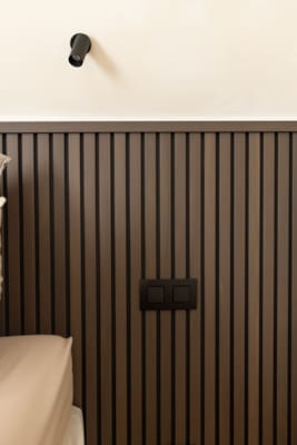 Panneau mural Maestro Latt Matte Black avec 7 lattes Smoked Walnut - 20 x 300 x 2770 mm