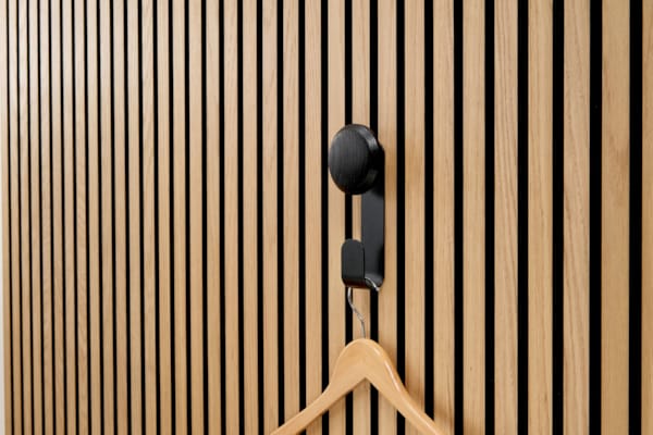 Ter Hürne SilentDesign LivingWall - Haakon - Crochet court avec bouton en bois noir