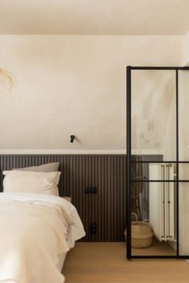 Panneau mural Maestro Latt Matte Black avec 7 lattes Smoked Walnut - 20 x 300 x 2770 mm