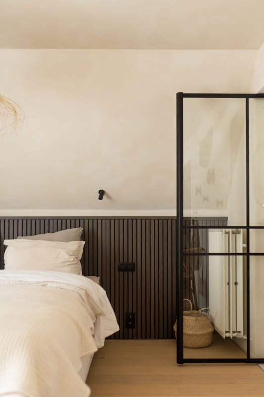 Panneau mural Maestro Latt Matte Black avec 7 lattes Smoked Walnut - 20 x 300 x 2770 mm