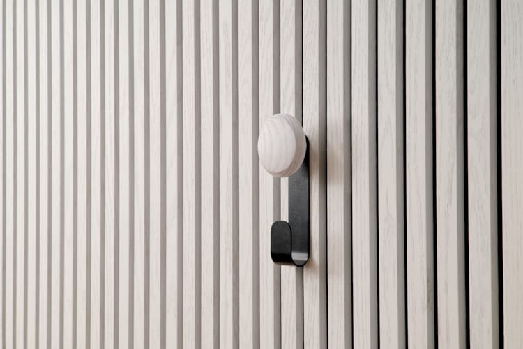 Ter Hürne SilentDesign LivingWall - Eilin - Crochet court avec bouton en bois blanc