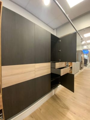 Ameublement droit bicolore avec portes battantes et tiroirs 2100x570x2290 mm