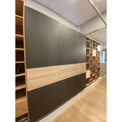 Ameublement droit bicolore avec portes battantes et tiroirs 2100x570x2290 mm