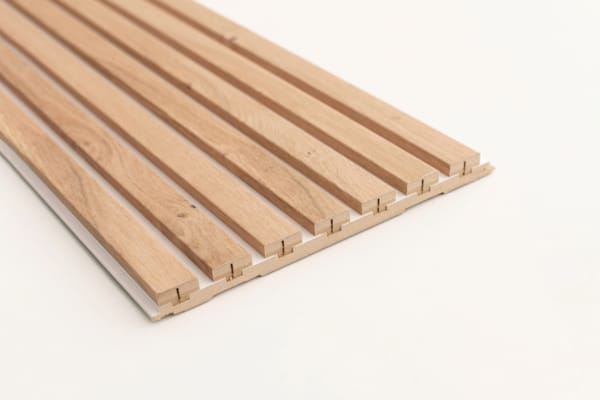 Panneau mural Maestro Latt White Paintable avec 7 lattes Pepper Oak - 20 x 300 x 2770 mm