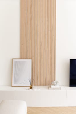 Panneau mural Maestro Latt White Paintable avec 7 lattes Pepper Oak - 20 x 300 x 2770 mm