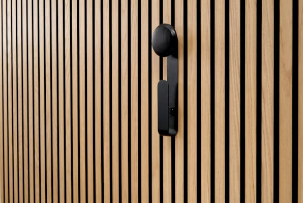 Ter Hürne SilentDesign LivingWall - Haakon - Crochet long avec bouton en bois noir