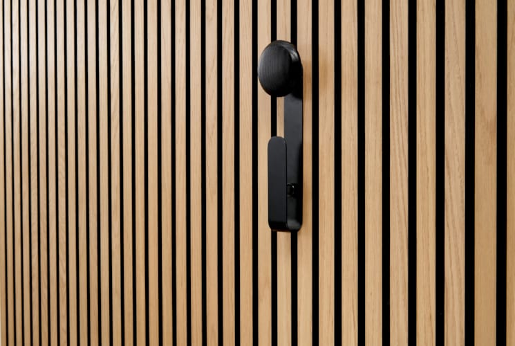 Ter Hürne SilentDesign LivingWall - Haakon - Crochet long avec bouton en bois noir