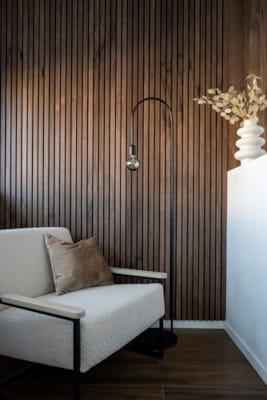 Panneau mural Maestro Latt Matte Black avec 7 lattes Castle Oak - 20 x 300 x 2770 mm