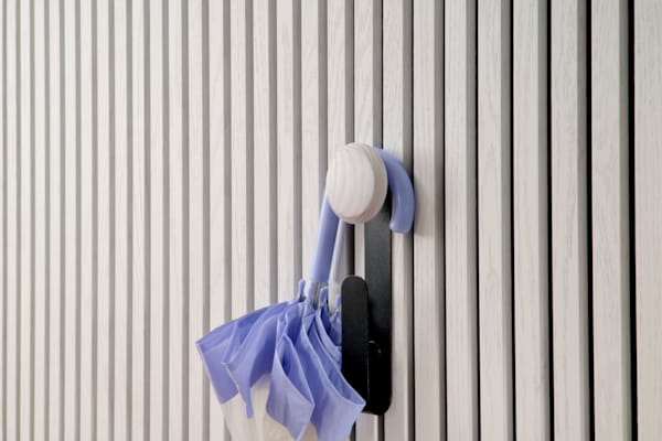 Ter Hürne SilentDesign LivingWall - Eilin - Crochet long avec bouton en bois blanc