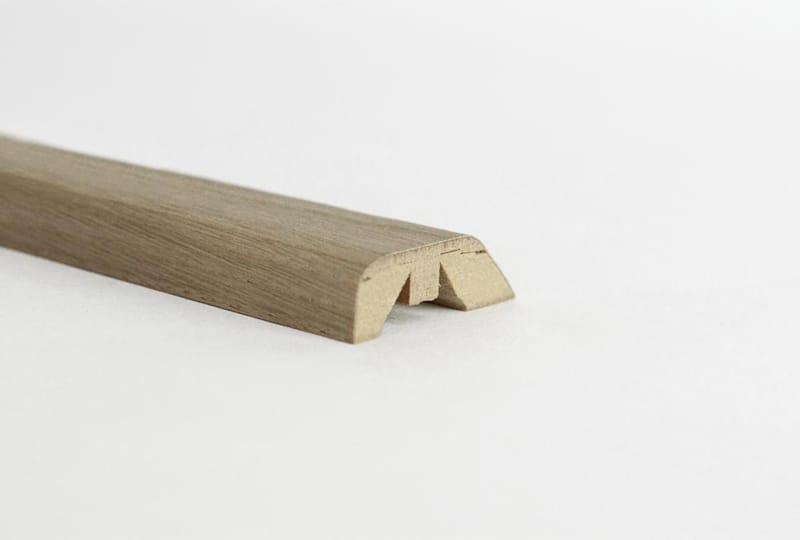 3-en-1 profile Maestro PLACAGE BOIS CHENE VERNIS  16x54x2150 mm