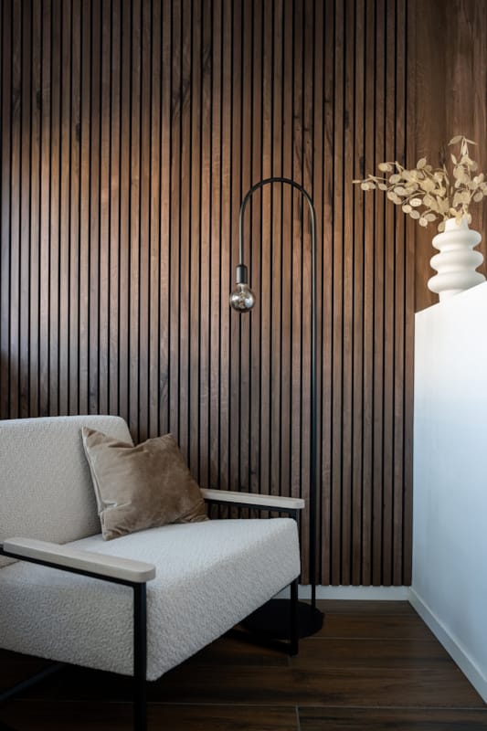 Panneau mural Maestro Latt Matte Black avec 7 lattes Castle Oak - 20 x 300 x 2770 mm