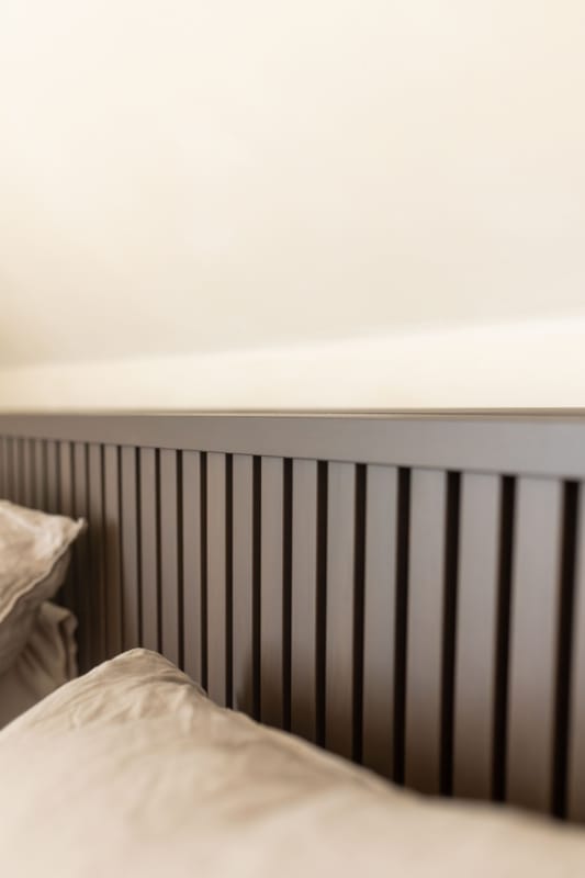 Panneau mural Maestro Latt Matte Black avec 7 lattes Smoked Walnut - 20 x 300 x 2770 mm