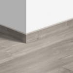 Plinthe standard vinyle Quick-Step Livyn Chêne Canyon Gris Avec Traits De Scie 40030 - 12