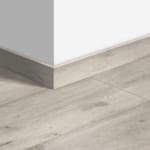 Plinthe standard stratifié Quick-Step 1861 Béton gris clair - 12 x 58 x 2400 mm