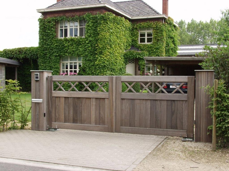 portail en bois devant une maison